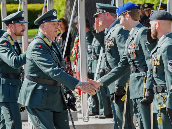 Kong Harald gratulerer soldatane Lars William Lilleby, Sigve Nærø Innselset og Stian Woll med medaljane soldatane fekk for å ha vist uvanleg tapperheit og mot i farefulle operasjonar og kamphandlingar. Foto: Sven Gj. Gjeruldsen, Det kongelege hoffet